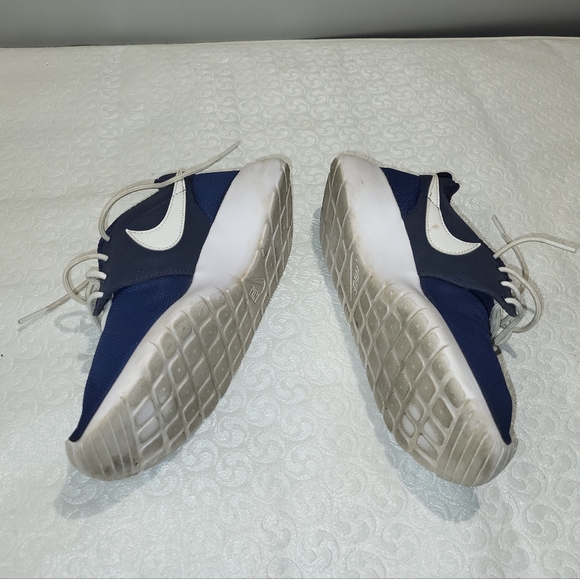 Youth Nike Roshe One Athletic Shoes - Picture 2 of 6